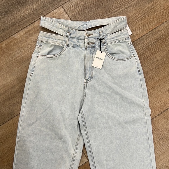 NWT{Forever 21}Sz 25 Cut Out Straight Leg Light Denim Jeans - Picture 6 of 16